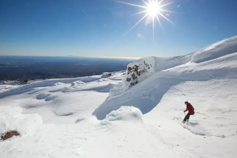 Snow falls on New Zealand’s mountains mainly from late autumn through spring. If you want to plan a snow holiday, July and August are usually the safest months. Winter runs from June to August, but a snowy mountain does not mean the nearby town will have snow on the ground. newzealand.com That diffe